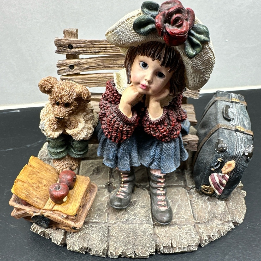 Figurine for theb90's "waiting for grandma"